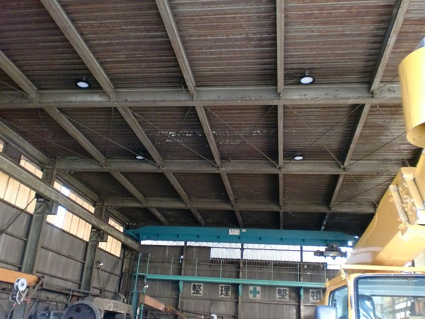 クレーンとの隙がないため薄型の高所灯を採用