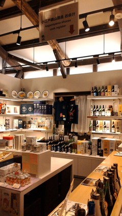 明治蔵（土産売り場）スポットライトと棚の間接照明