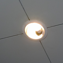 エレベーターホール（LED電球用に器具を改造）