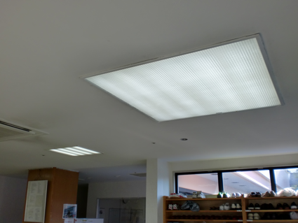 玄関には特に明るい２７００ルーメンの４０型を６灯設置