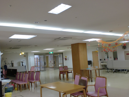 食堂の通常照明と間接照明