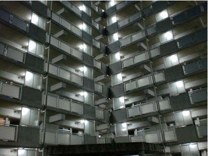 建物　夜間外廊下点灯時